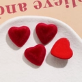 Macro di ciondoli a cuore rossi in resina con floccaggio vellutato su piatto bianco - Rosso Scuro Chiaro