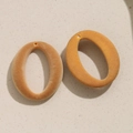 Détail de breloques ovales floquées marron pour la création de boucles d'oreilles - Grand Ovale Café Clair