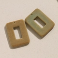 Détail de breloques rectangulaires floquées kaki et olive pour la création de bijoux DIY - Café Clair Carré