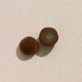 Détail de perles ovales floquées marron avec texture velours et trou central pour bijoux - Pentagone Café Foncé