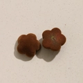 Vue macro de pendentifs fleurs floqués marron foncé pour bijoux DIY avec trou central - Café Foncé Fleur