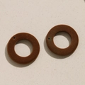Gros plan détaillé de breloques ovales marron floquées pour la création de boucles d'oreilles DIY - Anneau Circulaire Creux Café Foncé