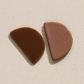 Détail de pièces d'oreilles ovales floquées marron avec revers lisse marron clair - Café Foncé Demi-cercle