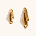Orecchini irregolari placcati oro 18K con una superficie lucida effetto lava - Orecchini a bottone con design aereo di carta spiegazzato - Oro