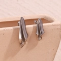 Orecchini a perno irregolari in acciaio inossidabile stile metallo liquido per donna - Orecchini a bottone con design aereo di carta spiegazzato - Argento