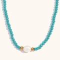 Détail de perles facettées turquoise avec perle d'eau douce sur chaîne plaquée or 18K - Perles en Jade Turquoise