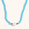 Collier en perles bleues avec perle d'eau douce unique et accents dorés 18 carats - Perles en Jade Bleu Mer