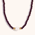 Detail von lila Kristallperlen mit zentraler Barockperle und 18K Goldakzenten - Lila Plattiert