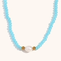 Halskette mit blauen Kristallperlen, großer Süßwasserperle und 18K Gold-Elementen - Hellblaue Jade-Perlen