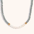 Collar artesanal de acero chapado en oro 18K con perlas de agua dulce y cristales - Azul Niebla