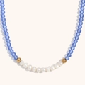 Detalle del collar de cuentas con cristales facetados azules y perlas de agua dulce blancas - Azul Real Claro Transparente