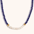 Detalle del collar chapado en oro de 18K con cristales azules y diez perlas de agua dulce - Azul Real Galvanizado