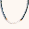 Detalle del collar bañado en oro de 18K con cristales facetados azules y perlas finas - Cian