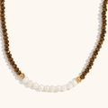 Detalle del collar chapado en oro de 18K con perlas de agua dulce y cristales marrones - Marrón