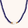 Collier plaqué or 18 carats avec perles facettées bleu foncé et une perle d'eau douce - Plaqué Bleu Royal