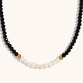 Collar chapado en oro 18K con cristales negros facetados y perlas de agua dulce blancas - Negro
