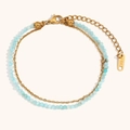 Detalle de una pulsera de doble capa bañada en oro con cuentas azules de amazonita - Estilo Amazonita
