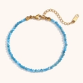 Perlenarmband mit 18K Goldbeschichtung, himmelblauen Natursteinen und Karabinerverschluss - Larimar Apatit