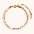 Detail van 18K vergulde dubbellaagse armband met roze kralen en een karabijnsluiting - Roze Opaal Dubbele Enkelband