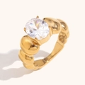 Detalle de anillo de cuentas chapado en oro 18K con gema ovalada facetada brillante - US 6 / Dorado con piedra blanca