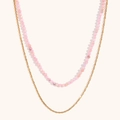Detail einer zweilagigen Halskette mit rosa Perlen und 18K vergoldeter O-Kette - Rosa Opal Doppellagige Halskette (Rosa)