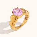 Anillo minimalista de acero bañado en oro 18K con gema rosa ovalada y banda ondulada - US 6 / Dorado con piedra preciosa rosa
