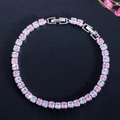 Nahaufnahme eines Tennisarmbands mit abwechselnd rosa und weißen AAA-Zirkonia-Steinen - 18.2cm / Rosa