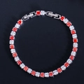 Nahaufnahme des Tennisarmbands mit abwechselnd roten und weißen quadratischen Zirkonia-Steinen - 18.2cm / Rot
