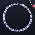 Detailansicht eines versilberten Armbands mit lila und weißen quadratischen Zirkonia - 18.2cm / Lila