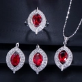 Makroansicht von Brautschmuck-Set mit ovalen roten Edelsteinen und weißen Zirkonia-Akzenten - Zahl 8 / Granatrot