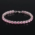 Détail d'un bracelet tennis avec zircons roses ronds et monture à quatre griffes argentée - Rose (18cm)