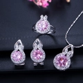 Bruidssieraden set met roze zirkoon ketting oorbellen en ring op een donkere basis - Maat 7 / Roze