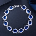 Bracelet raffiné plaqué or blanc 18K avec zircons bleus ovales et entouré de diamants fins - Bleu foncé