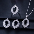 Detailansicht eines silbernen Schmucksets mit schwarzen Edelsteinen und Zirkon-Halo - Zahl 6 / Schwarz