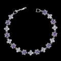 Détail d'un bracelet à maillons argentés avec fleurs en zircon violet et trèfles - Bleu Violet