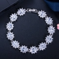 Bracelet floral plaqué or blanc 18K avec grappes de zircons étincelants sur support noir - Blanc