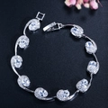 Detailopname van zilveren armband met ovale zirkonen en vouwsluiting voor dames - Wit