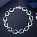 Détail d'un élégant bracelet plaqué or blanc 18 carats aux pierres vert émeraude - Vert