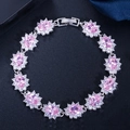 Détail du bracelet plaqué or blanc 18K avec zircons roses en forme de tournesol - Rose