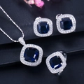 Gros plan d'un ensemble de bijoux 3 pièces avec pierres bleu marine et pavé de diamants - Bleu saphir