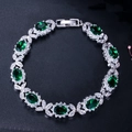 Détail du bracelet vintage en argent avec pierres vertes ovales et zircones blanches - Vert