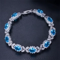 Vue détaillée du bracelet en argent avec zircons bleus ovales et accents scintillants - Aigue-marine