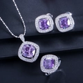 Détail d'une parure en argent avec zircons violets carrés et entourage de diamants fins - Violet