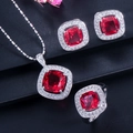 Détails d'ensemble de bijoux avec pierres rouges taille coussin et micro-pavage - Rouge