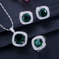 Vue détaillée d'une parure en argent avec pierres vertes taille émeraude et micro-pavé de diamants - Vert
