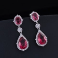 Elegante zilveren oorbellen met fonkelende rode druppelvormige zirkoon en diamant - Rood