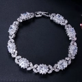 Vue détaillée du bracelet en argent avec grappes de zircon AAA et maillons cachés - Blanc