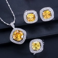 Detail van de sieradenset met geel kussengeslepen edelstenen en zirkonia zetting - Maat 6 / Goudgeel