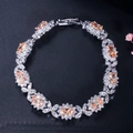 Détail d'un bracelet fleuri en zircon champagne monté sur métal argenté scintillant - Champagne