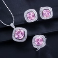 Detailopname van zilveren sieradenset met roze kussengeslepen stenen en kristallen halo - Maat 6 / Roze